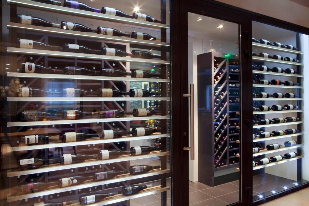 罗比尼尔餐厅及水疗酒店 Saint-Ouen-les-Vignes 外观 照片