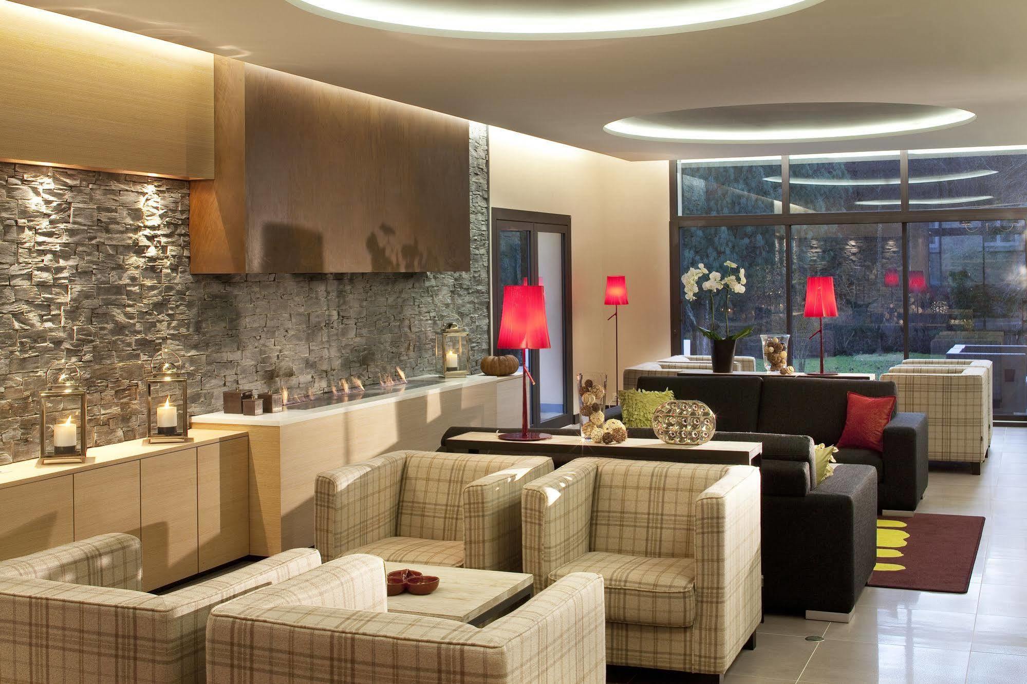 罗比尼尔餐厅及水疗酒店 Saint-Ouen-les-Vignes 外观 照片